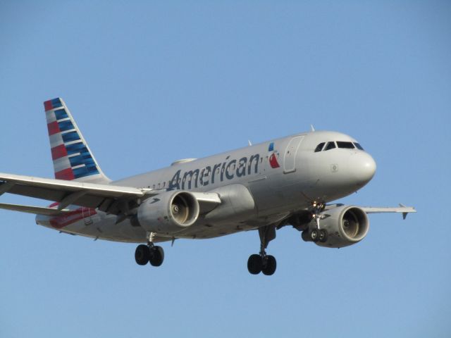 Airbus A319 (N717UW) - Landing RWY 20R