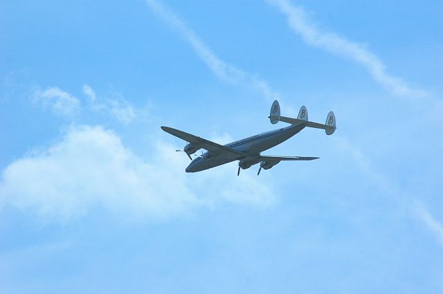 HB-RSC — - Am Sonntag 10. August über Thun: Die Super Conie auf einem Alpenrundflug ab Bern-Belp.