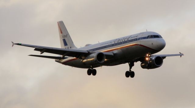 Airbus A320 (N475UA)