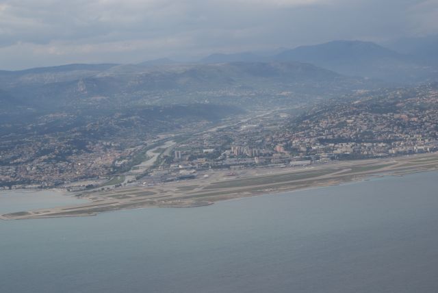 — — - Approach LFMN rwy22R