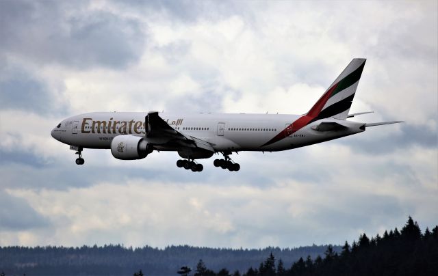 Boeing 777-200 (A6-EWJ)