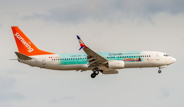 Boeing 737-800 (C-GKVV)