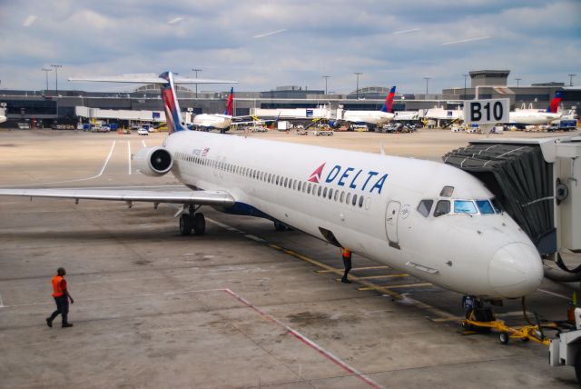 McDonnell Douglas MD-88 (N912DE) - The cockpit windows are unique to this MD-88.  They are mostly painted white unlike the rest of the fleet where the frame is left bare metal.