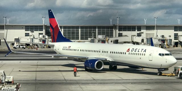 Boeing 737-900 (N891DN)