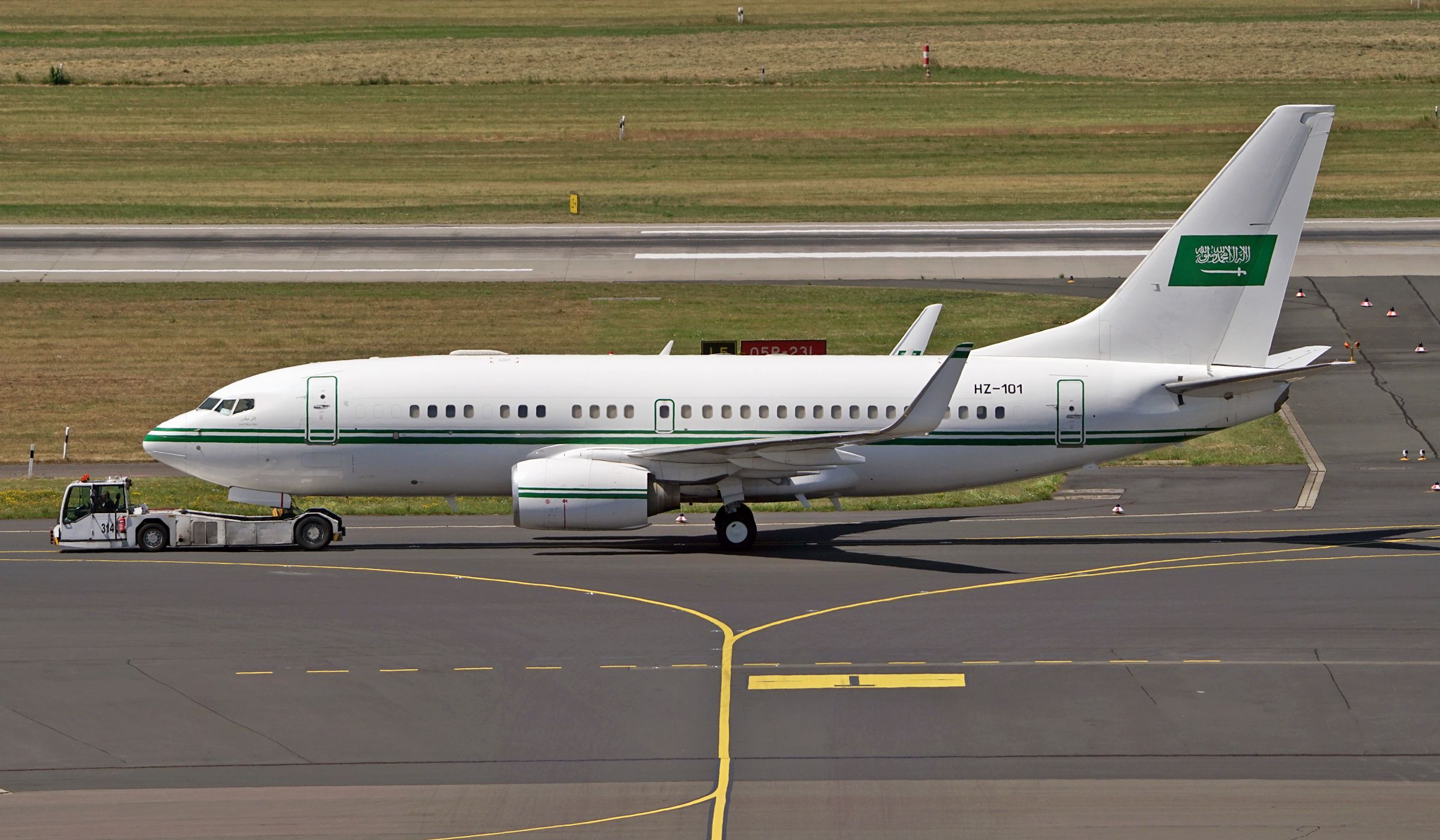 Boeing 737-700 (SHU101) - on the way to her parkposition, DUS/ EDDL, 22. jun 2022