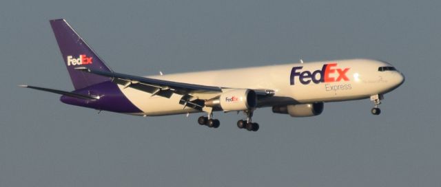 BOEING 767-300 (N112FE)
