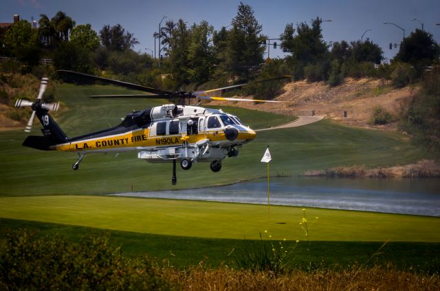 N190LA — - L.A. County Fire Sikorsky S70-A Firehawk filling up in a water hazard at TPC Valencia Golf Course during a fire behind Six Flags Magic Mountain on 5/28/13.