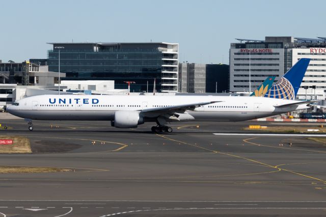 BOEING 777-300 (N2140U)