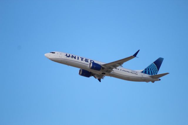 Boeing 737 MAX 9 (N17529) - United 737 MAX 9 departing runway 28R at Chicago O'hare to Denver