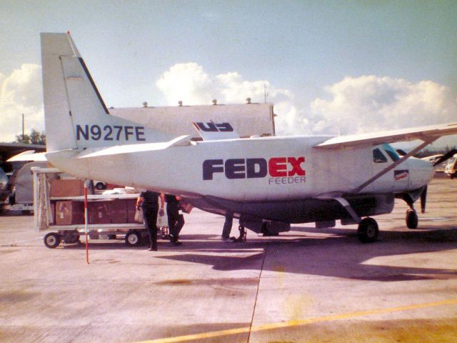 Cessna Caravan (N927FE) - FEDEX Feeder Cessna 208B Grand Caravan N927FE (208B0027)  San Juan - Luis Munoz Marin International (SJU / TJSJ) Puerto Rico  Photo : Tomás Del Coro Some time during the 1990 - Old Photo