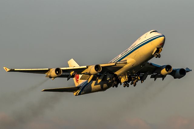 Boeing 747-400 (B-2475) - late out at the longest day of the year, with deep yellow evening sun