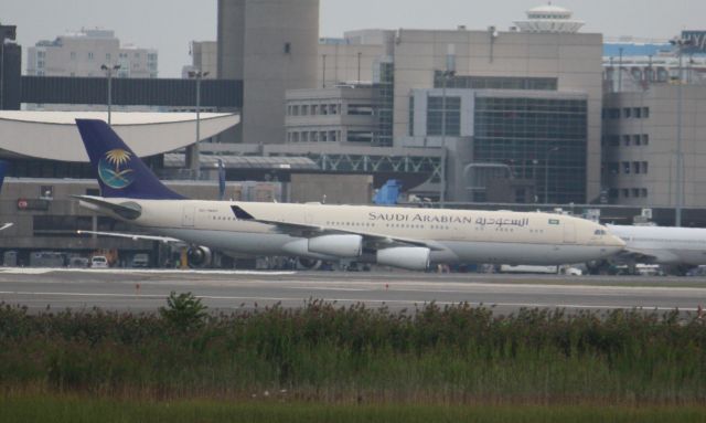 Airbus A340-200 (HZ-HMS2)