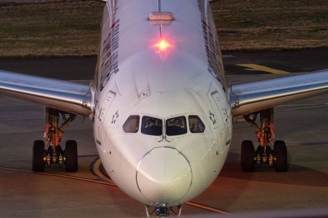 BOEING 787-10 Dreamliner (9V-SCV) - 4th January, 2025: Pushing back from gate D5 at Taipei-Taoyuan International Airport for departure to Singapore Changi as flight SQ 879. 