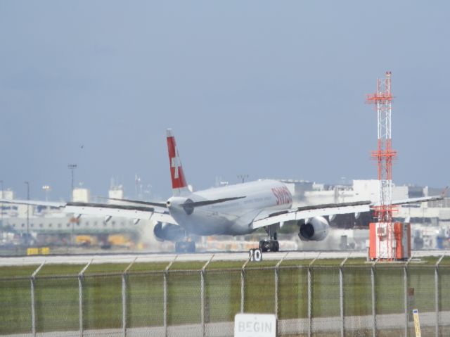 Airbus A330-300 (HB-JHA) - Spoilers and thrust reversers deployed!