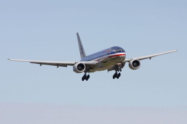 Boeing 777-200 —
