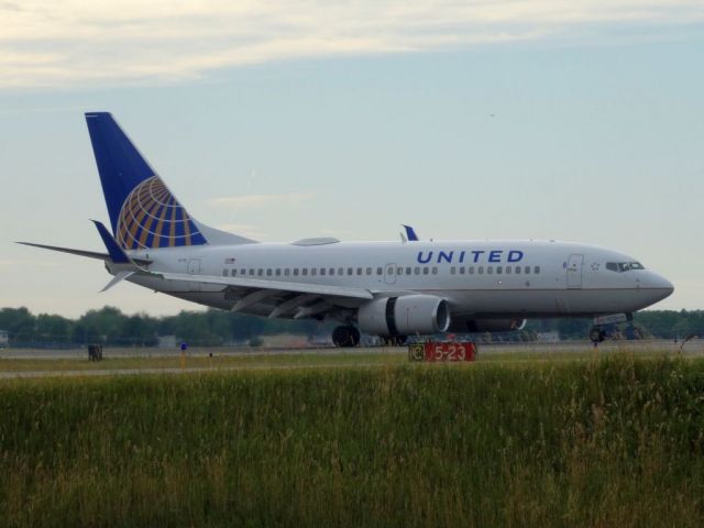 Boeing 737-700 (N16713)