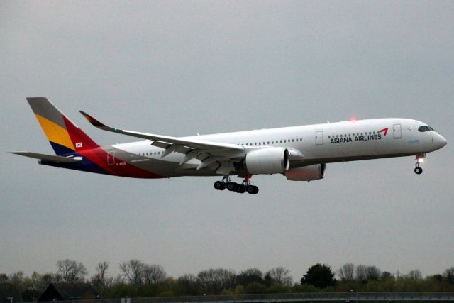 Airbus A350-900 (HL8359) - On short finals for rwy 09L on 12-Apr-19 operating flight AAR521 from RKSI.