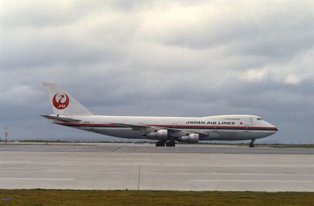 BOEING 747-100 (JA8118) - Taxing at Okinawa Naha Intl Airport on 1988/03/20