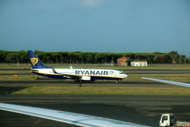 Boeing 737-500 (YR-AMB)