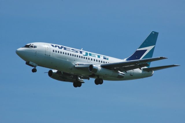 Boeing 737-700 (C-GMWJ) - Landing at Vancouver Intl Airport