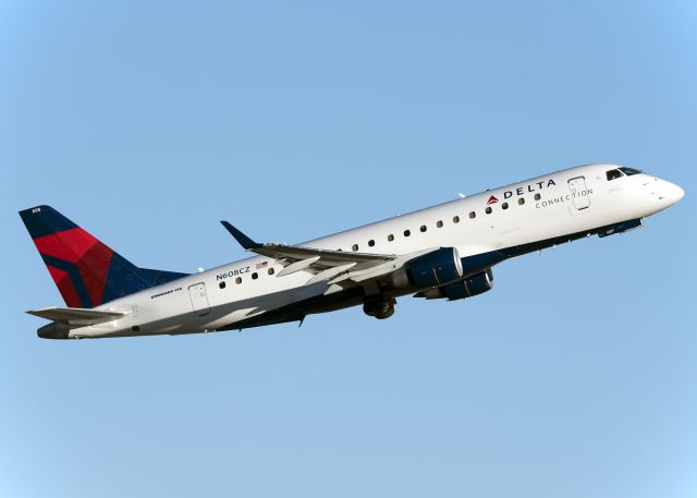 Embraer 170/175 (N608CZ)