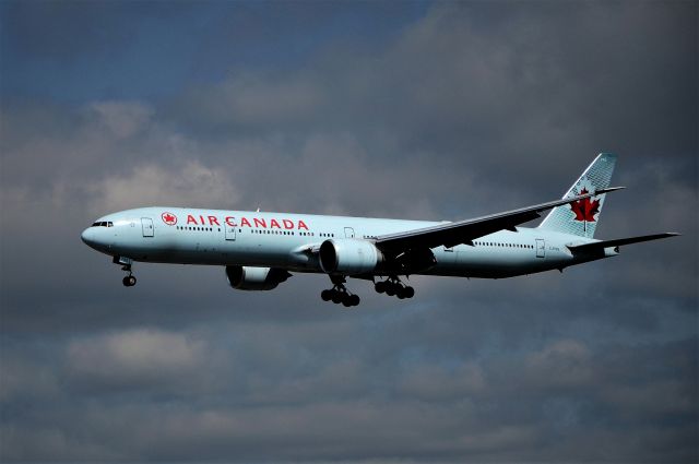 Boeing 777-200 (C-FIVS) - previous generation livery