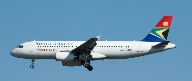 Airbus A320 (ZS-SZJ) - Landing at FAOR