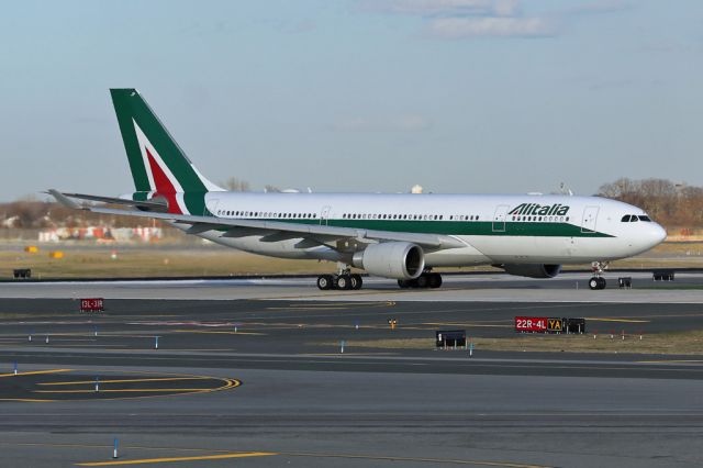 Airbus A330-200 (EI-EJP) - AZA603 rolling at the start of the flight back to Rome