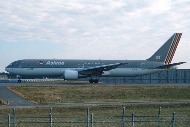 BOEING 767-300 (HL7516) - Taxing at Narita Intl Airport on 2004/01/01