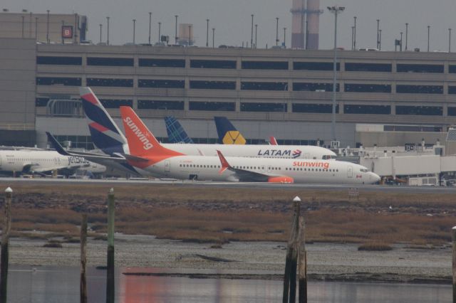 Boeing 737-800 (C-GOWG)
