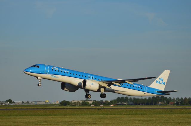 EMBRAER 195 (PH-NXM) - KLM Cityhopper Embraer E195-E2 departing Polderbaan Runway AMS 09May25 (19.06 Hrs GMT)