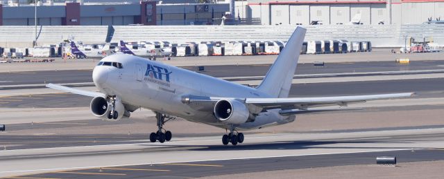 BOEING 767-200 (N761CX) - phoenix sky harbor international airport 07MAR20