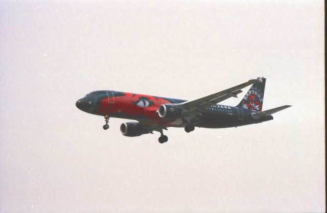 Airbus A320 (C-FDSN) - Toronto Raptors colours