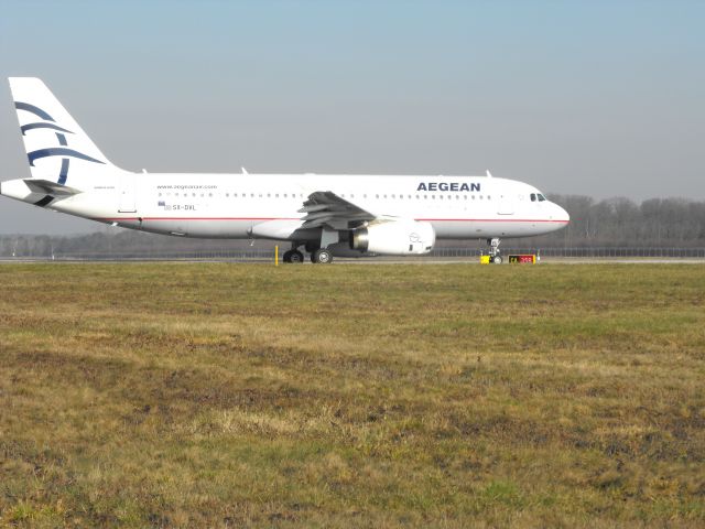 Airbus A320 (SX-DVL)