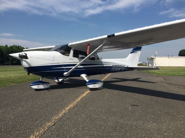 Cessna Skyhawk (N119PW) - Fresh out of the paint shop