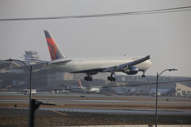 BOEING 767-400 (N828MH)