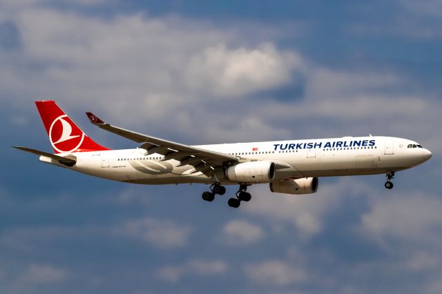 Airbus A330-300 (TC-LOE)