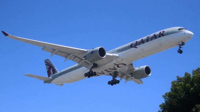 Airbus A350-1000 (A7-ANK) - Qatar A350 on short final for 25R