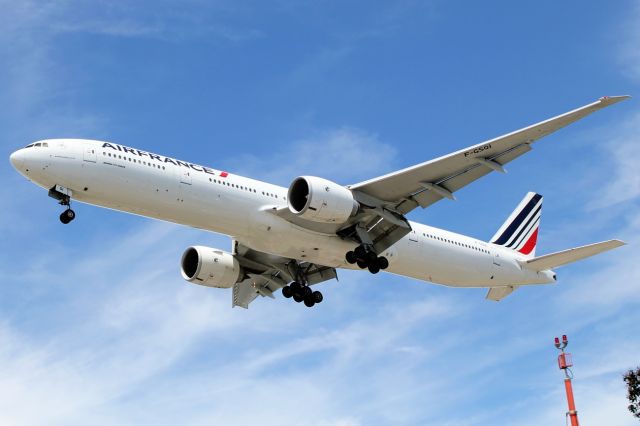 BOEING 777-300 (F-GSQI) - Flying over centerline lights moments before touchdown at LAX.