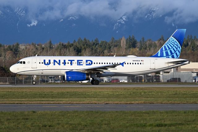 Airbus A320 (N449UA)