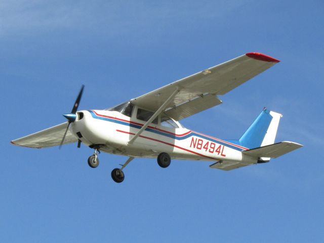 Cessna Skyhawk (N8494L) - Landing RWY 24