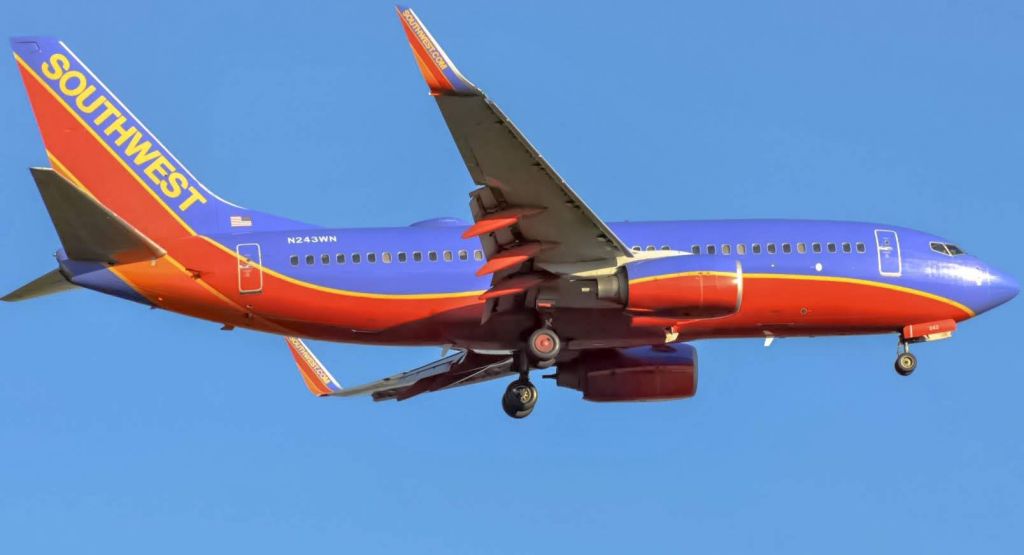 Boeing 737-700 (N243WN) - A SouthWest 737 approaching Detroit Metro Airport runway 22R in the old paint.