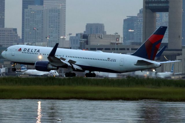 BOEING 767-300 (N174DZ)