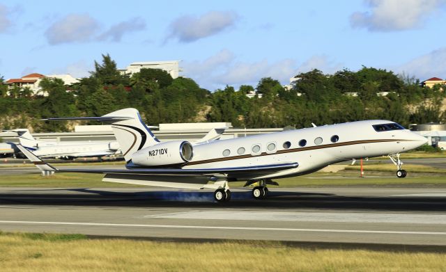 Gulfstream Aerospace Gulfstream G650 (N271DV) - World richest smoking em on landing at St Maarten.!!!