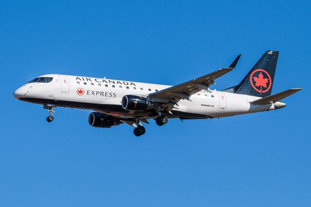 Embraer 175 (C-FRQP)