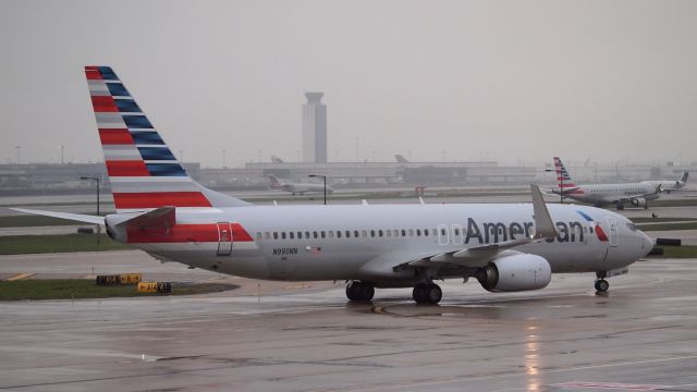 Boeing 737-800 (N990NN)