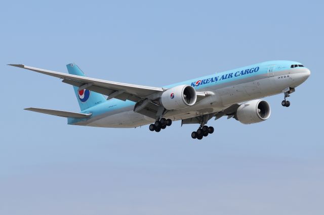 Boeing 777-200 (HL8077) - 'Koreanair 249' arriving from Anchorage