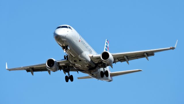 Embraer ERJ 175 (N110HQ) - Approaching the runway, Mar. 2020.