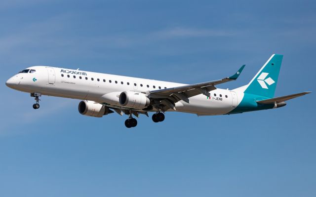 EMBRAER 195 (I-JENB)