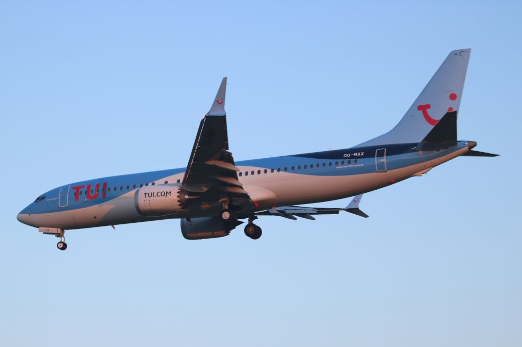 Boeing 737-700 (OO-MAX) - Nom "Tenerife Alegria".br /Premier vol commercial de cet avion flambant neuf ce 05 février 2018 (BRU-TFS-BRU).br /Aéroport de Bruxelles / Zaventem (BRU/EBBR).br /Piste (01), atterrissage en provenance de Tenerife / Espagne, vol n° TB1214.br /"Appareil photo" Canon EOS 760D.br /Date 05/02/2018 @ 17h18.br /br /Name "Tenerife Alegria" First commercial flight of this brand new aircraft on 05-February 2018 (Brussels-Tenerife-Brussels).